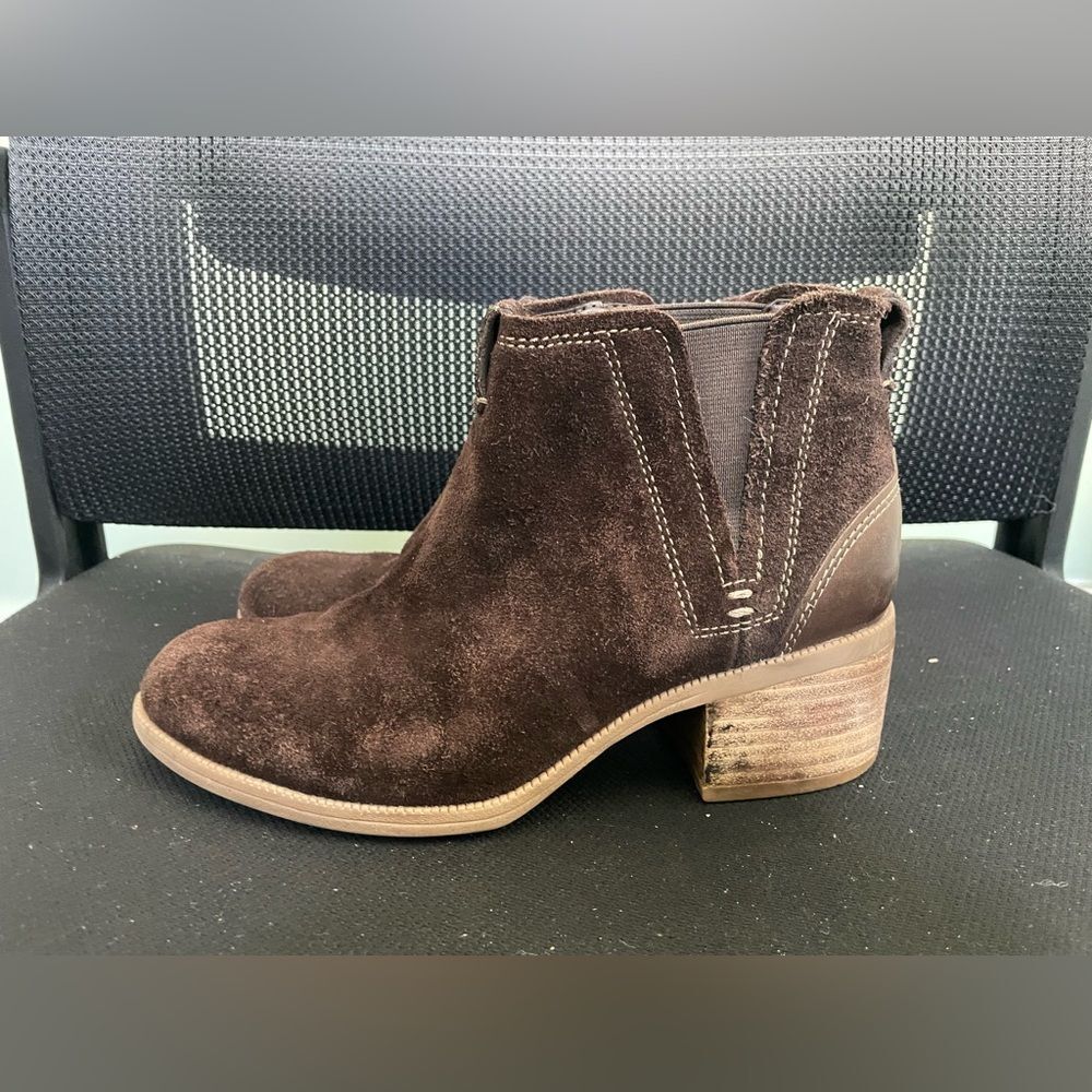 Women`s Clarks Maypearl Daisy Brown Suede Ankle Boots Sz 7
